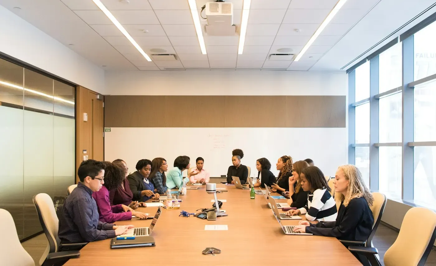 Equipe reunida em sala de reunião durante o planejamento de um projeto