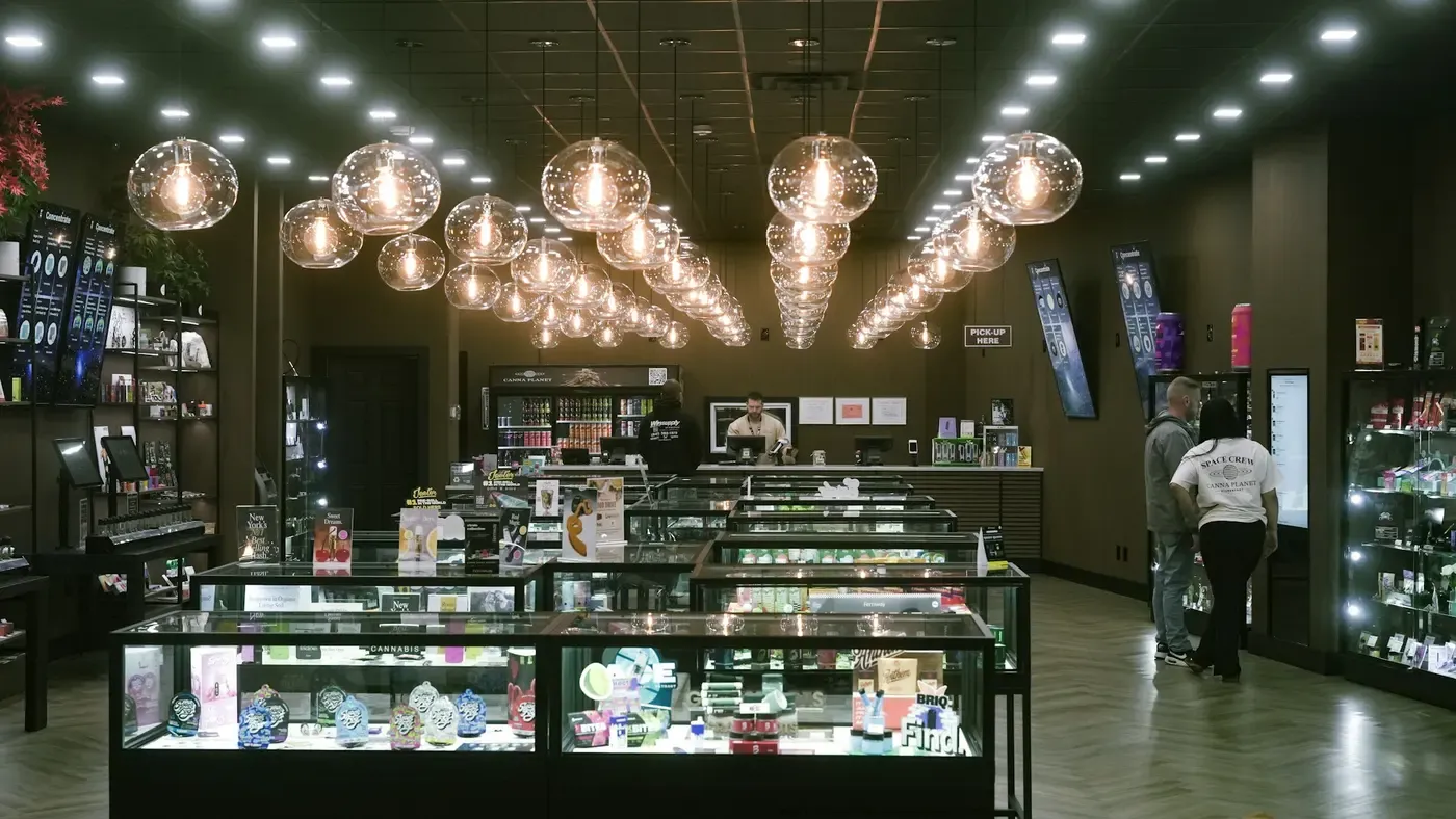 Interior de loja de varejo moderna com vitrines iluminadas